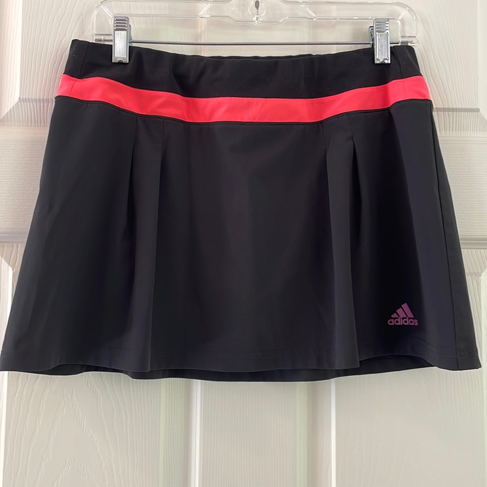 Adidas black skort (m).